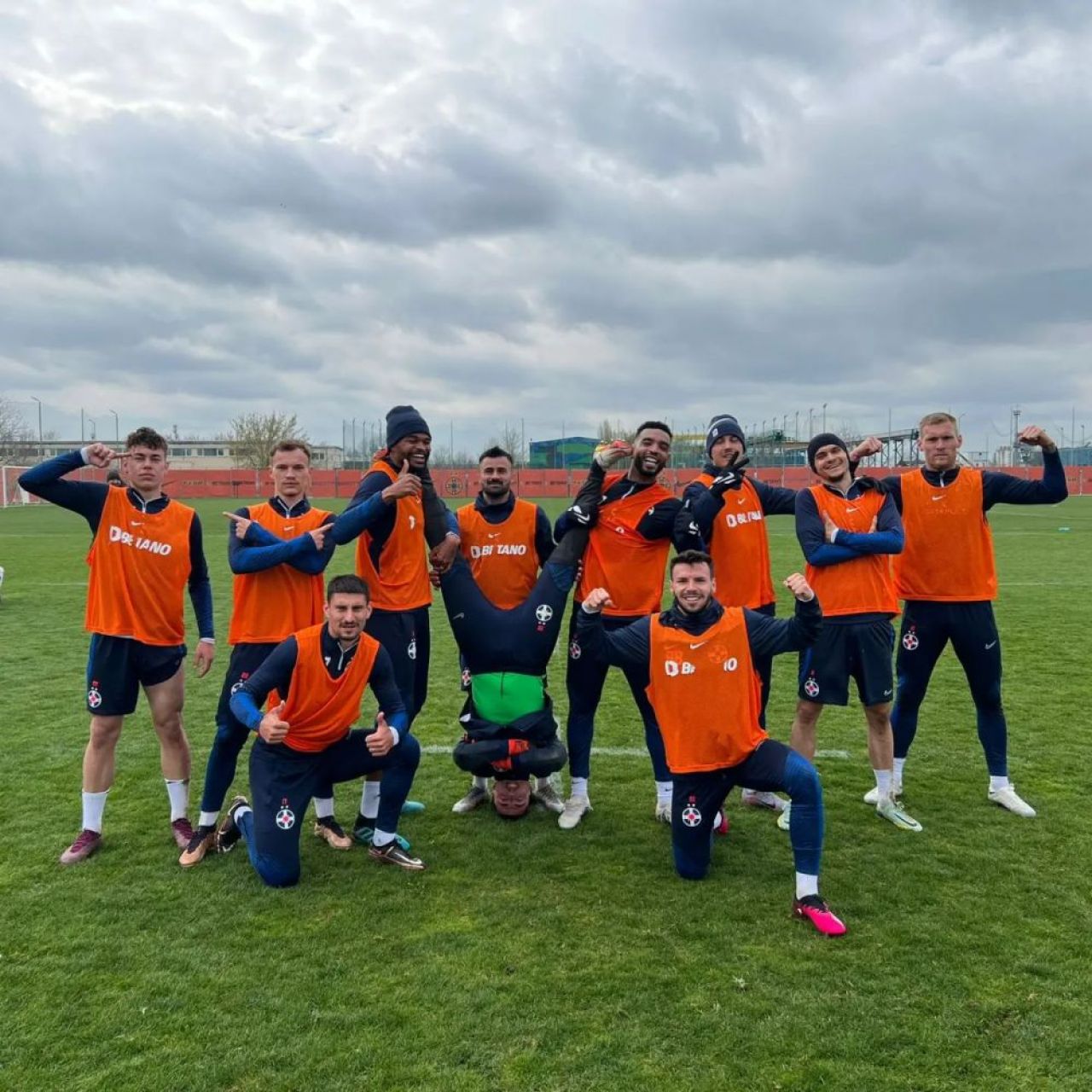 Jucătorii FCSB-ului s-au dat în spectacol la primele antrenamente cu Charalambous. Imagini savuroase cu Andrei Vlad în prim-plan_1