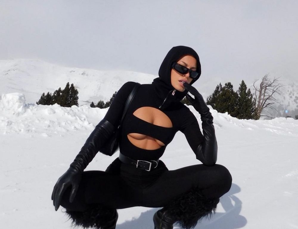 S-a pozat topless la scurt timp după ce a fost aproape de un 'accident' pe covorul roșu! Iubita indecent de sexy a fostului jucător de la Barca _31