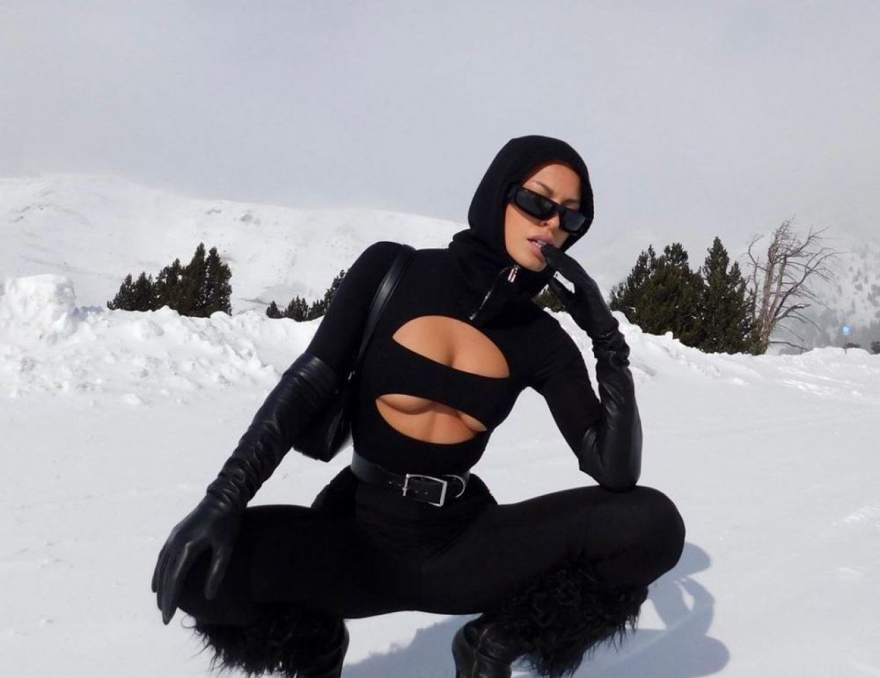 S-a pozat topless la scurt timp după ce a fost aproape de un 'accident' pe covorul roșu! Iubita indecent de sexy a fostului jucător de la Barca _31