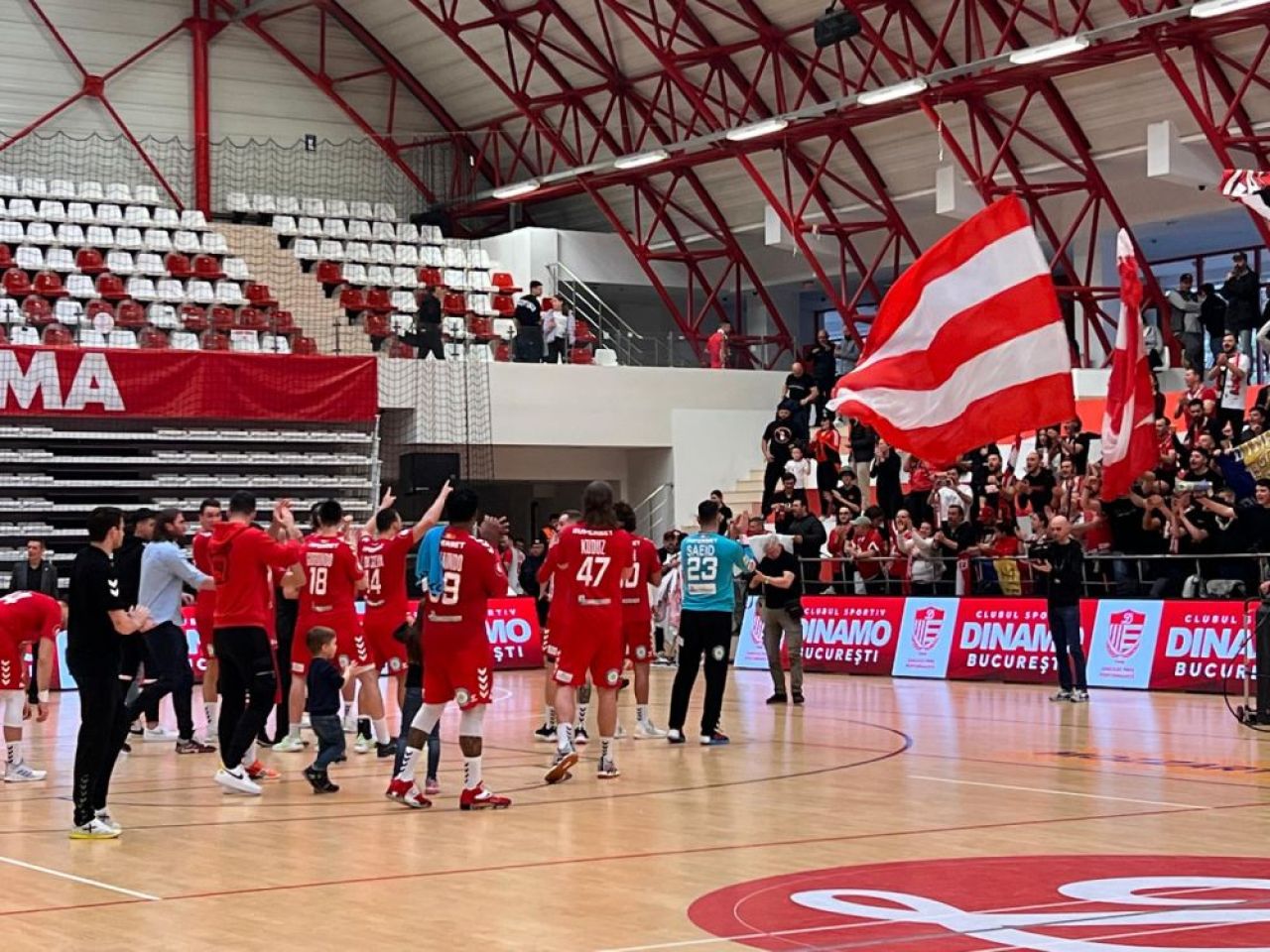 Dinamo - Vaslui 39-29. Fiesta în Ștefan cel Mare FOTO + VIDEO. Echipa lui Xavi Pascual, matematic campioană în Liga Zimbrilor_16