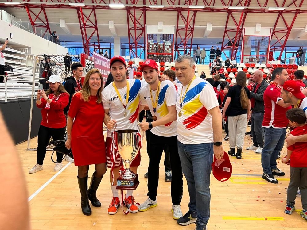 Family Portrait. Xavi Pascual a sărbătorit cu familia un nou titlu cucerit cu Dinamo _5