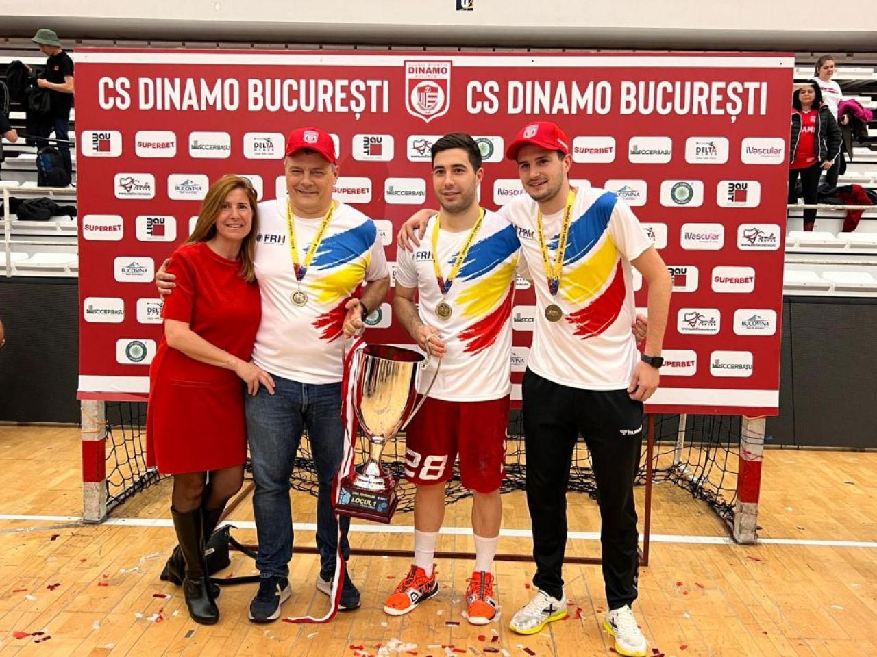 Family Portrait. Xavi Pascual a sărbătorit cu familia un nou titlu cucerit cu Dinamo _8