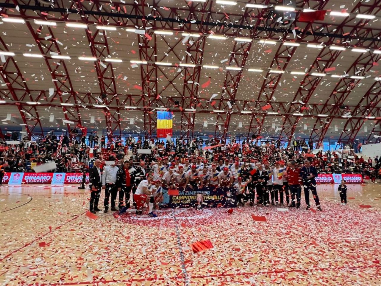Cu puls 120! Dinamoviștii, adrenalină pură la ceremonia de premiere. Vali Ghionea & Co au cucerit un nou titlu _1