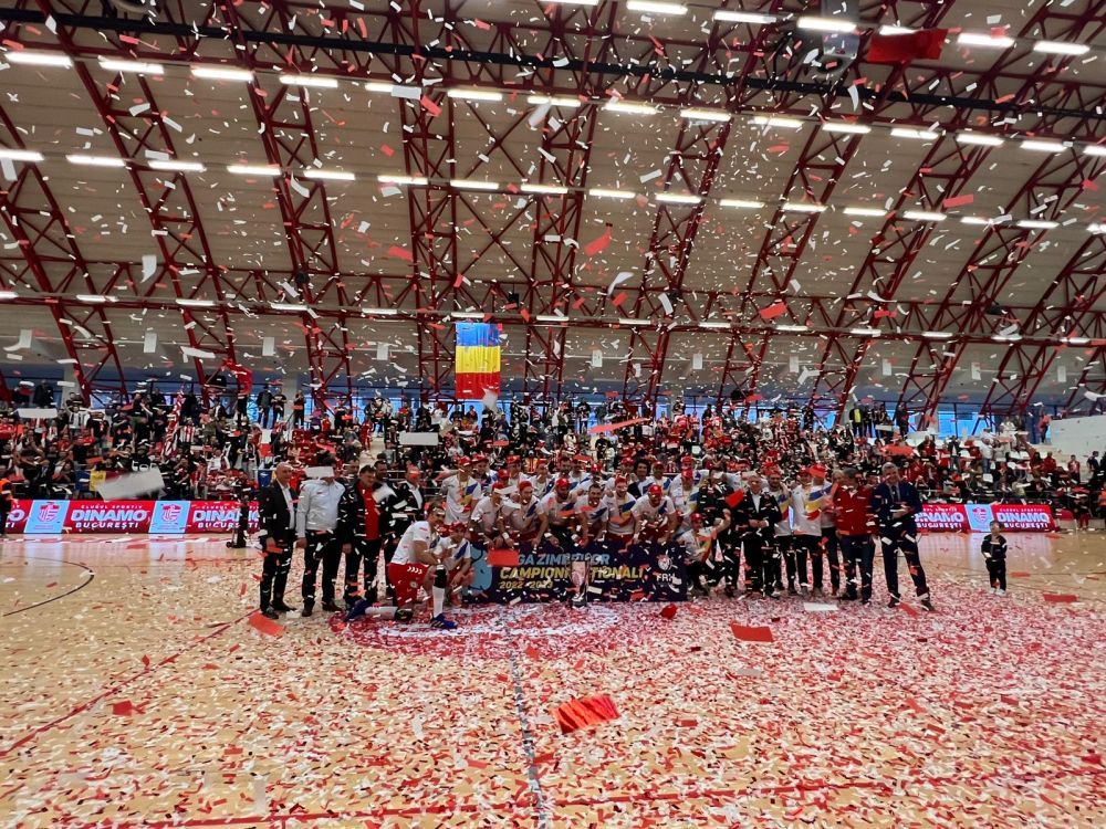 Cu puls 120! Dinamoviștii, adrenalină pură la ceremonia de premiere. Vali Ghionea & Co au cucerit un nou titlu _1