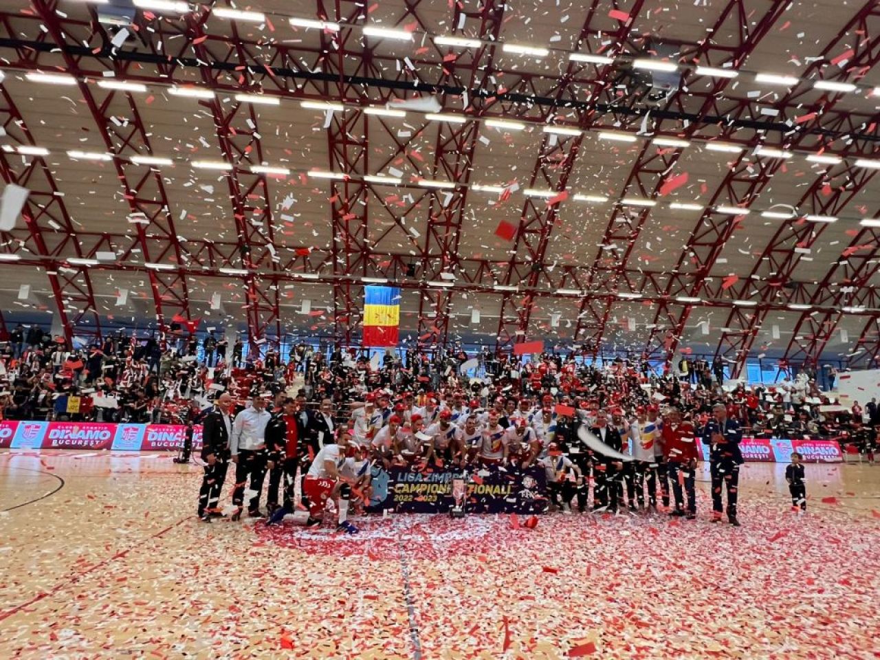 Cu puls 120! Dinamoviștii, adrenalină pură la ceremonia de premiere. Vali Ghionea & Co au cucerit un nou titlu _2