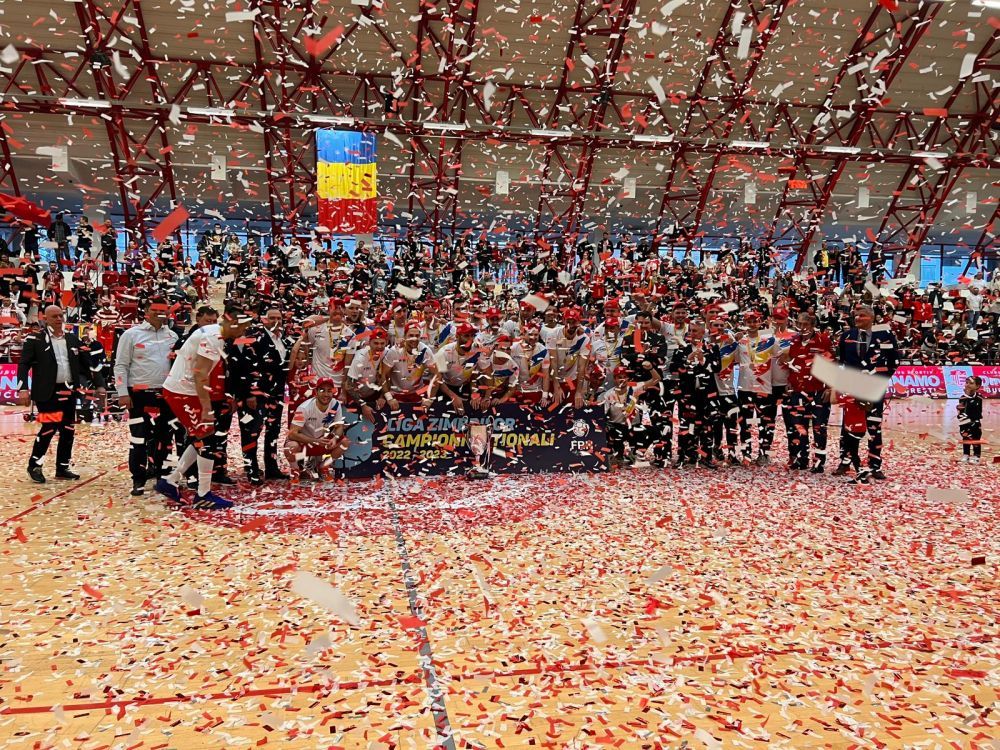 Cu puls 120! Dinamoviștii, adrenalină pură la ceremonia de premiere. Vali Ghionea & Co au cucerit un nou titlu _3