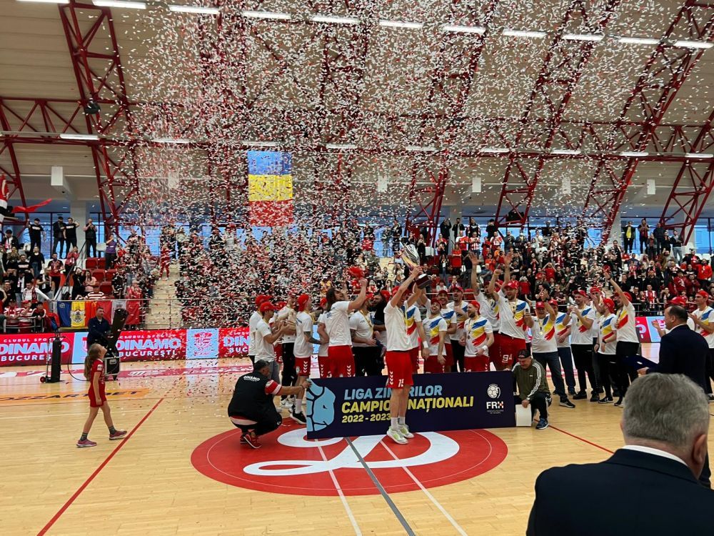 Cu puls 120! Dinamoviștii, adrenalină pură la ceremonia de premiere. Vali Ghionea & Co au cucerit un nou titlu _4