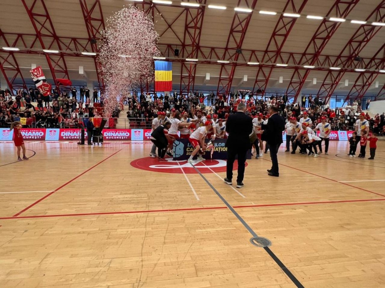 Cu puls 120! Dinamoviștii, adrenalină pură la ceremonia de premiere. Vali Ghionea & Co au cucerit un nou titlu _5