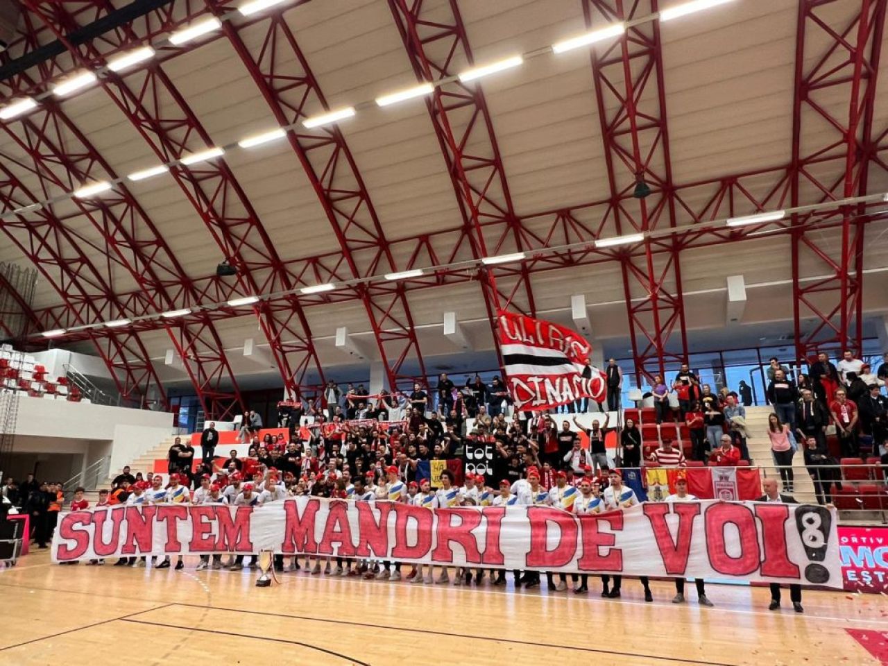 Cu puls 120! Dinamoviștii, adrenalină pură la ceremonia de premiere. Vali Ghionea & Co au cucerit un nou titlu _6
