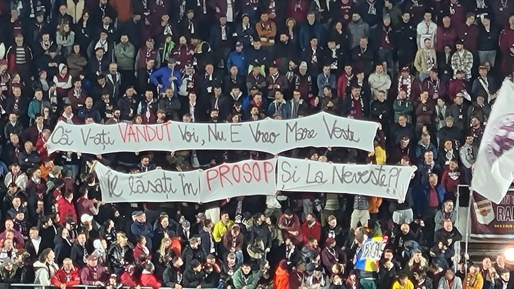 Mesaje acide pe bannerele afișate la Rapid - Farul _2