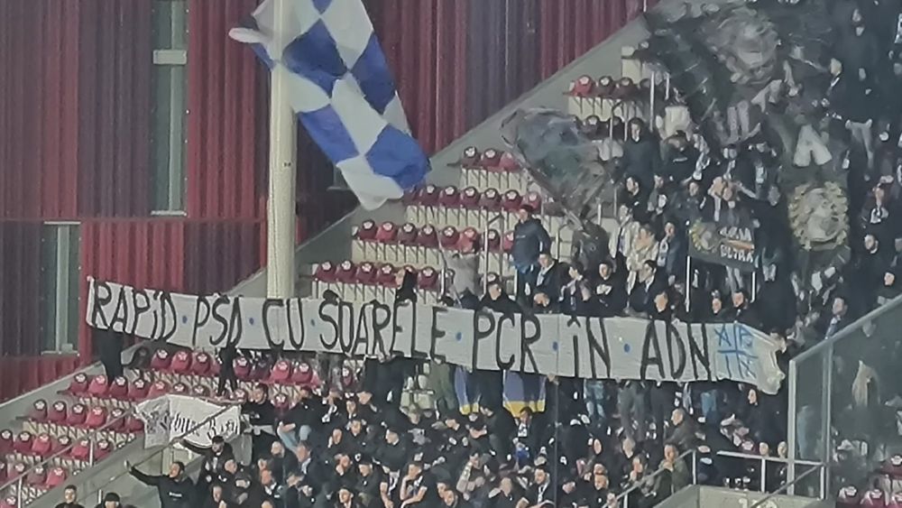 Mesaje acide pe bannerele afișate la Rapid - Farul _3