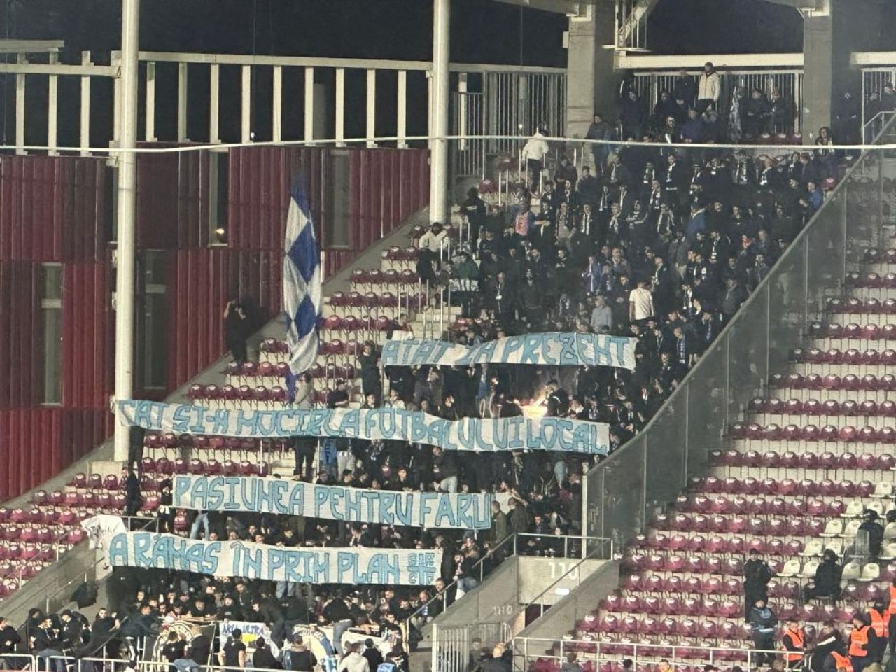 Mesaje acide pe bannerele afișate la Rapid - Farul _7
