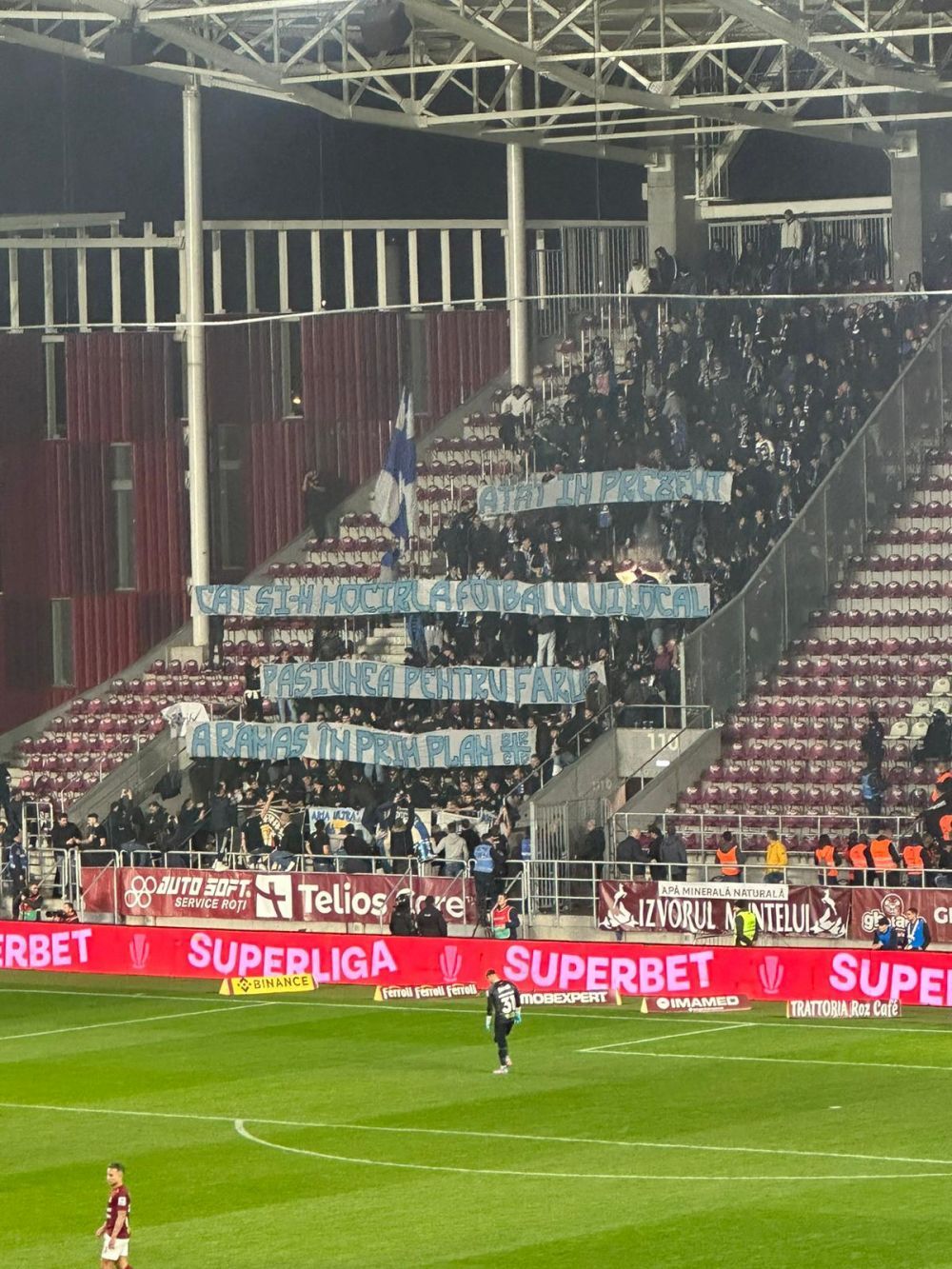 Mesaje acide pe bannerele afișate la Rapid - Farul _8