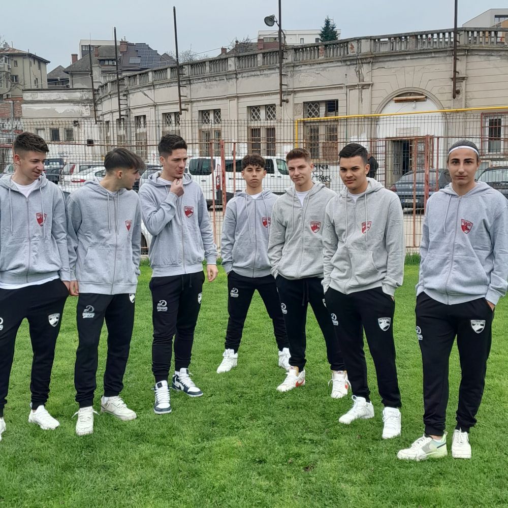 Juniorii lui Dinamo, ajutați de fostele glorii și de fani! Donație pentru echipa pregătită de Ionel Augustin _1