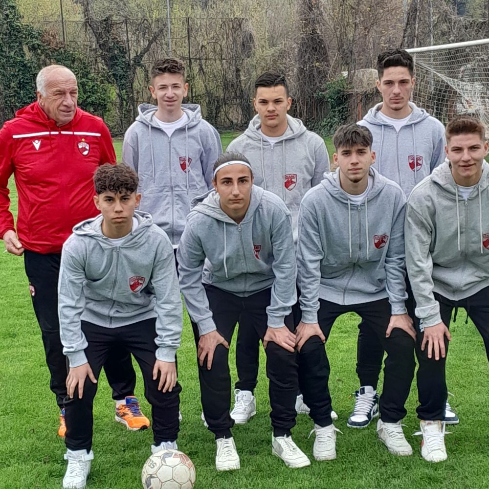 Juniorii lui Dinamo, ajutați de fostele glorii și de fani! Donație pentru echipa pregătită de Ionel Augustin _3