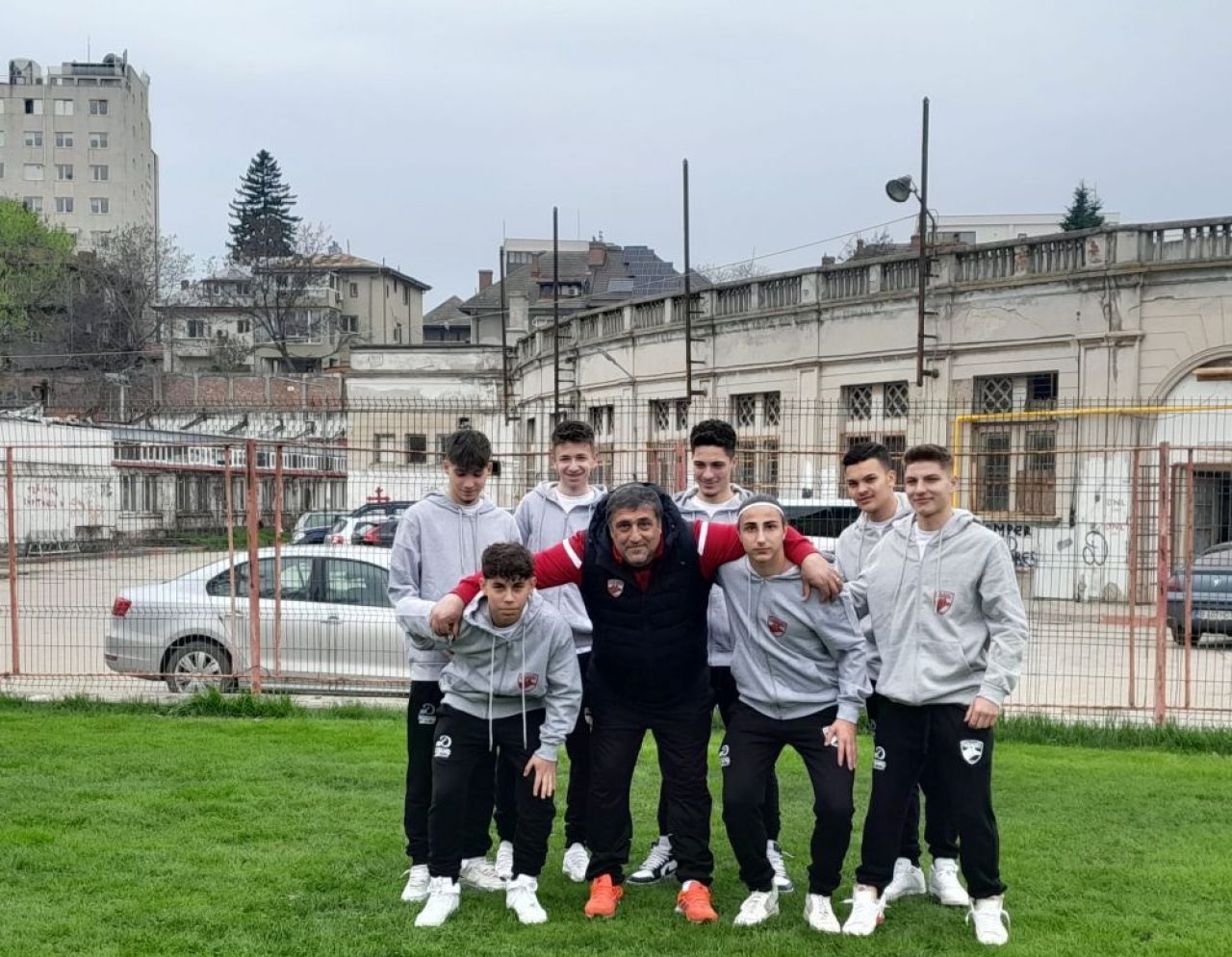 Juniorii lui Dinamo, ajutați de fostele glorii și de fani! Donație pentru echipa pregătită de Ionel Augustin _4