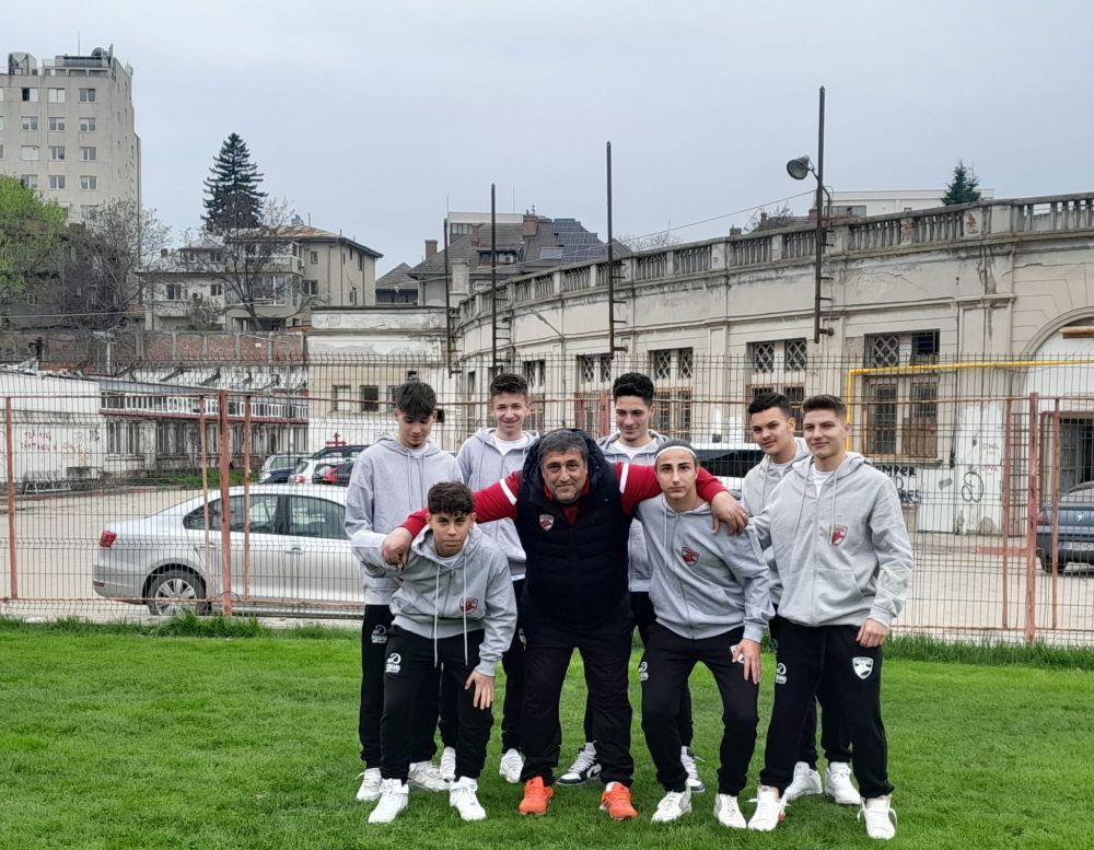 Juniorii lui Dinamo, ajutați de fostele glorii și de fani! Donație pentru echipa pregătită de Ionel Augustin _4
