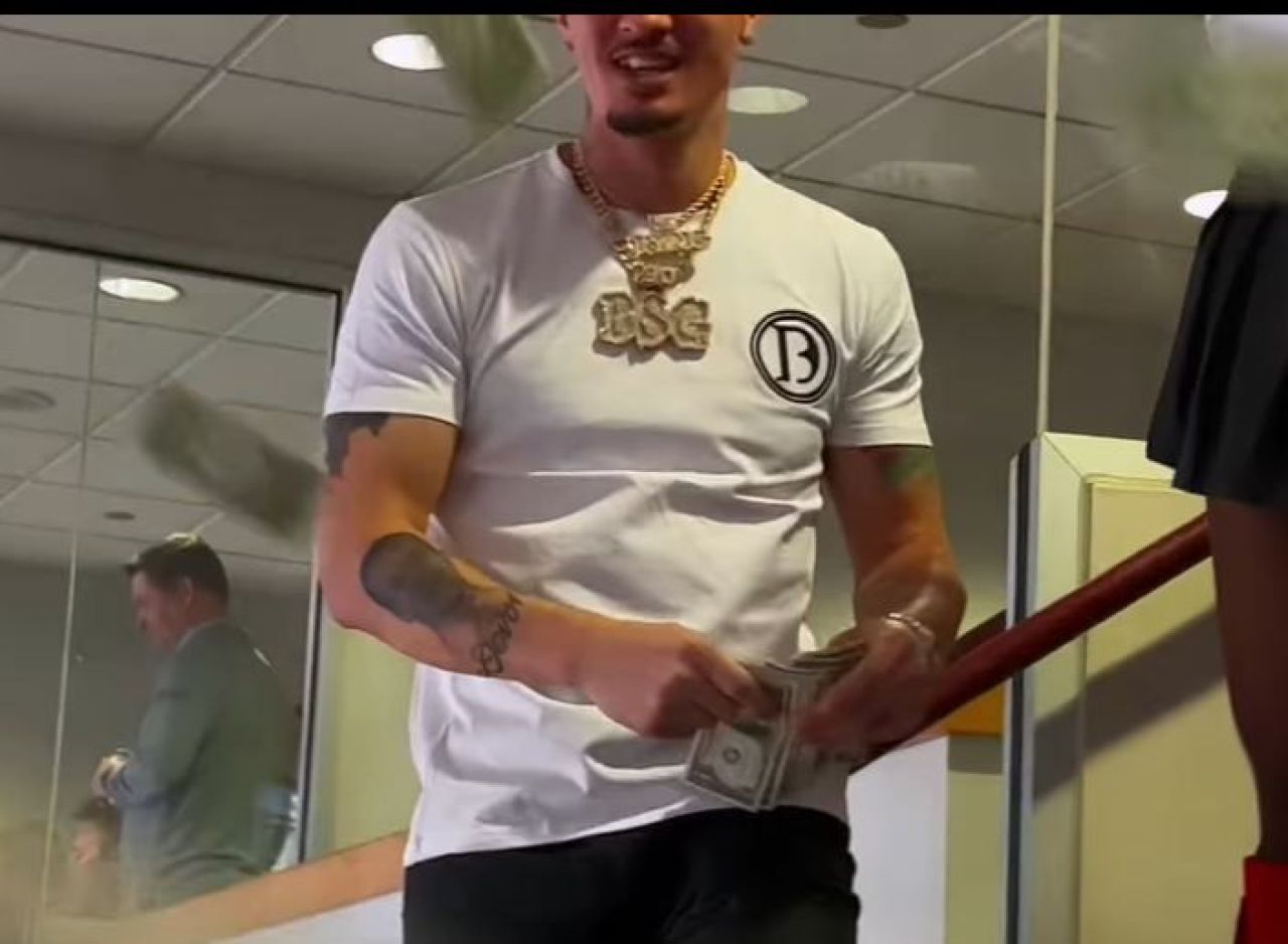 Imagini interzise! A dus o stripteuză în tribune și a început să arunce cu bani pe ea la meciul Chicago Bulls - LA Lakers_1