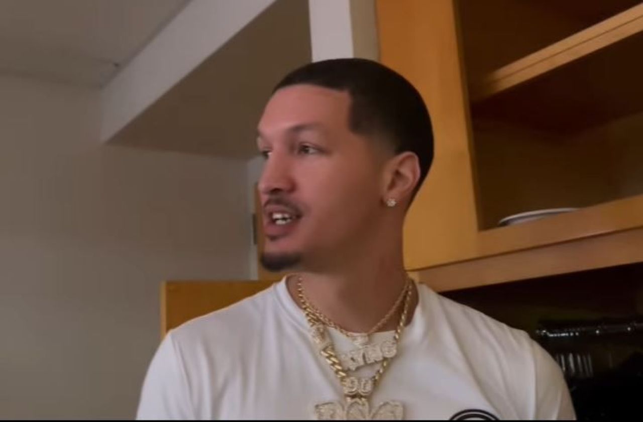 Imagini interzise! A dus o stripteuză în tribune și a început să arunce cu bani pe ea la meciul Chicago Bulls - LA Lakers_2