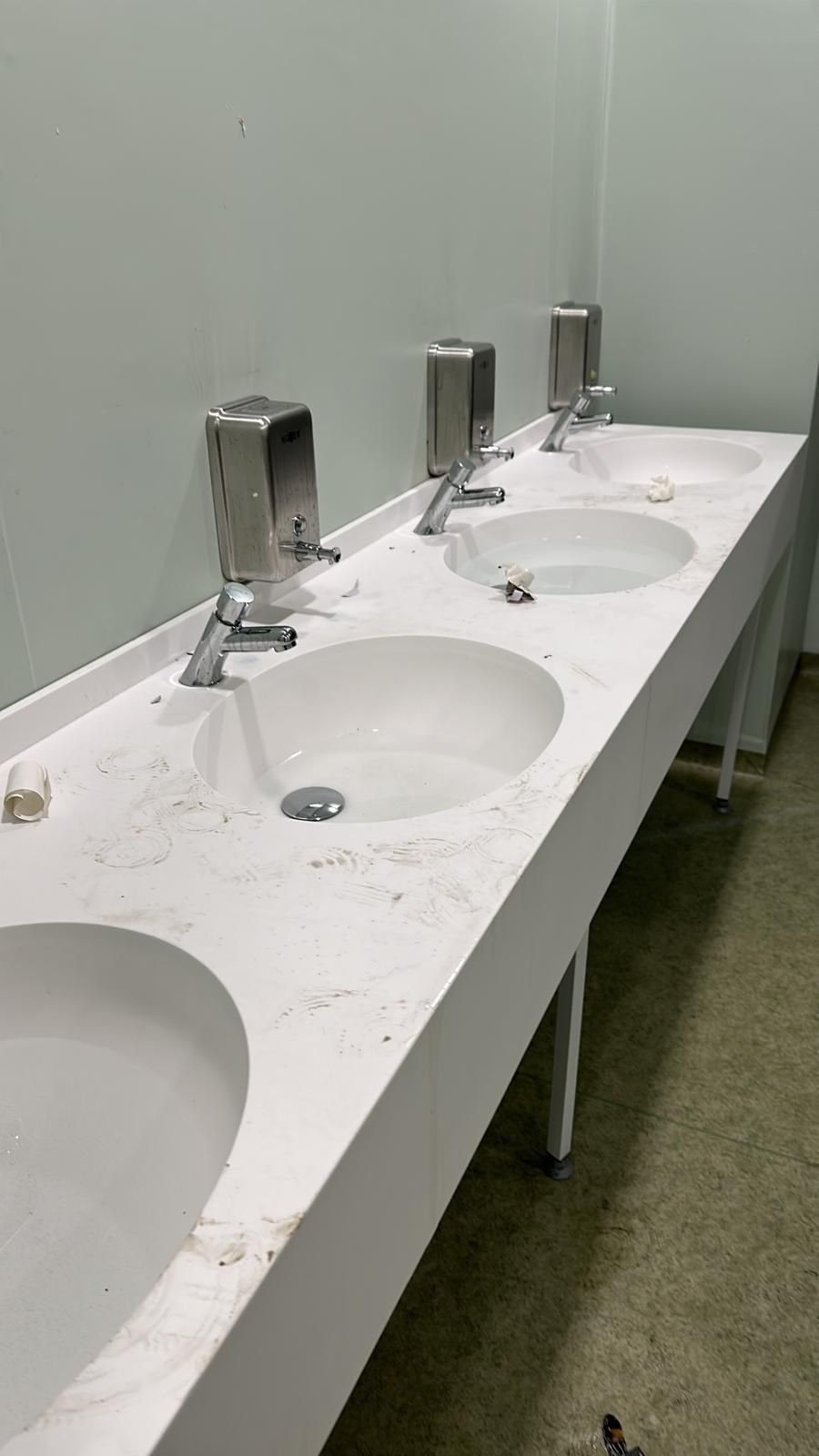Fanii FCSB-ului au distrus complet băile arenei lui Sepsi! Au rupt ușile și s-au urcat cu picioarele pe chiuvete_2