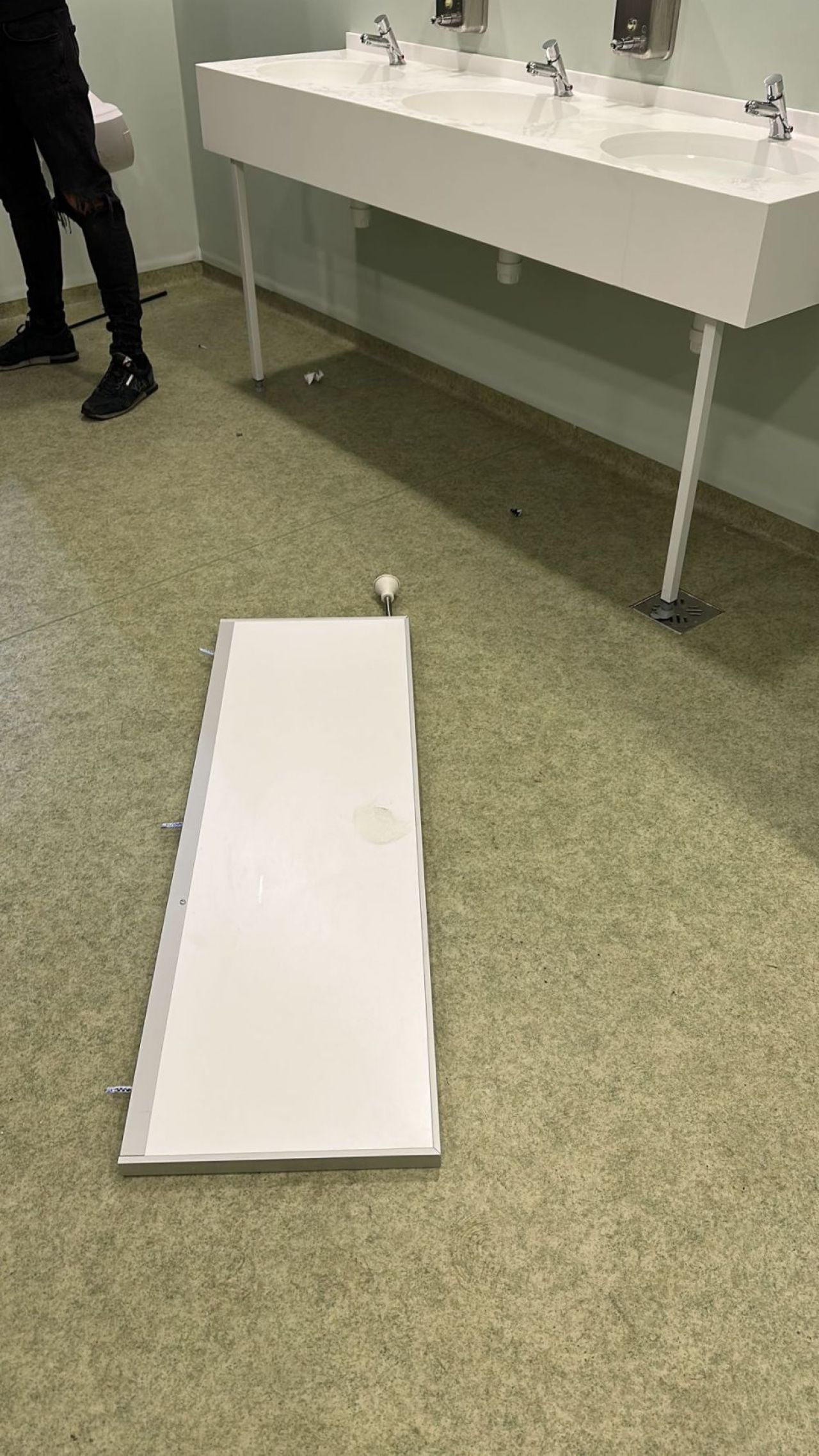 Fanii FCSB-ului au distrus complet băile arenei lui Sepsi! Au rupt ușile și s-au urcat cu picioarele pe chiuvete_9
