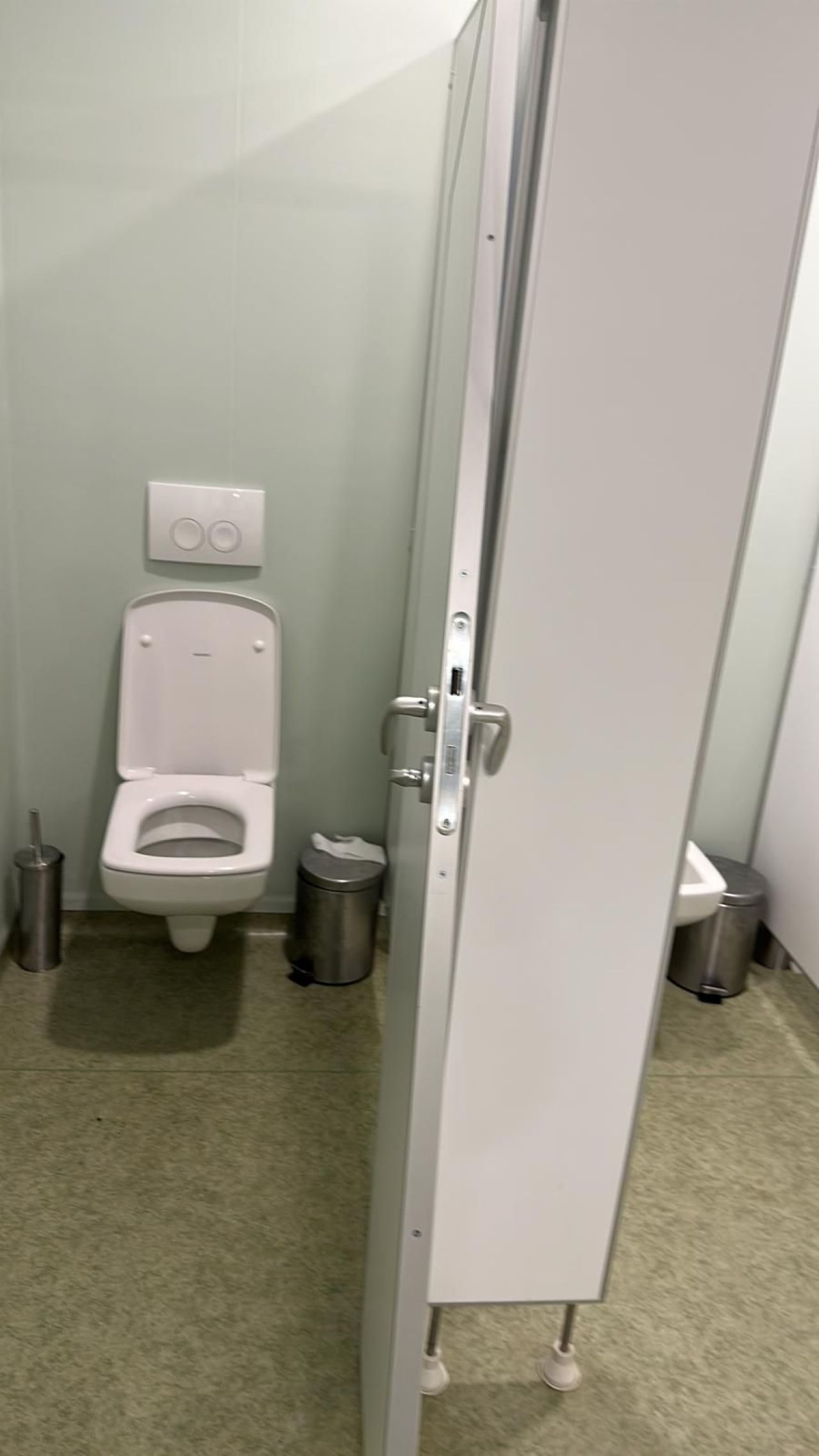 Fanii FCSB-ului au distrus complet băile arenei lui Sepsi! Au rupt ușile și s-au urcat cu picioarele pe chiuvete_10