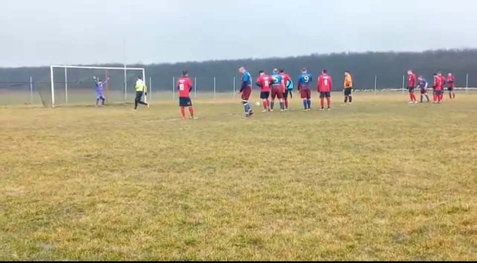 Un portar a marcat două goluri din lovituri libere și a adus victoria echipei sale!_3