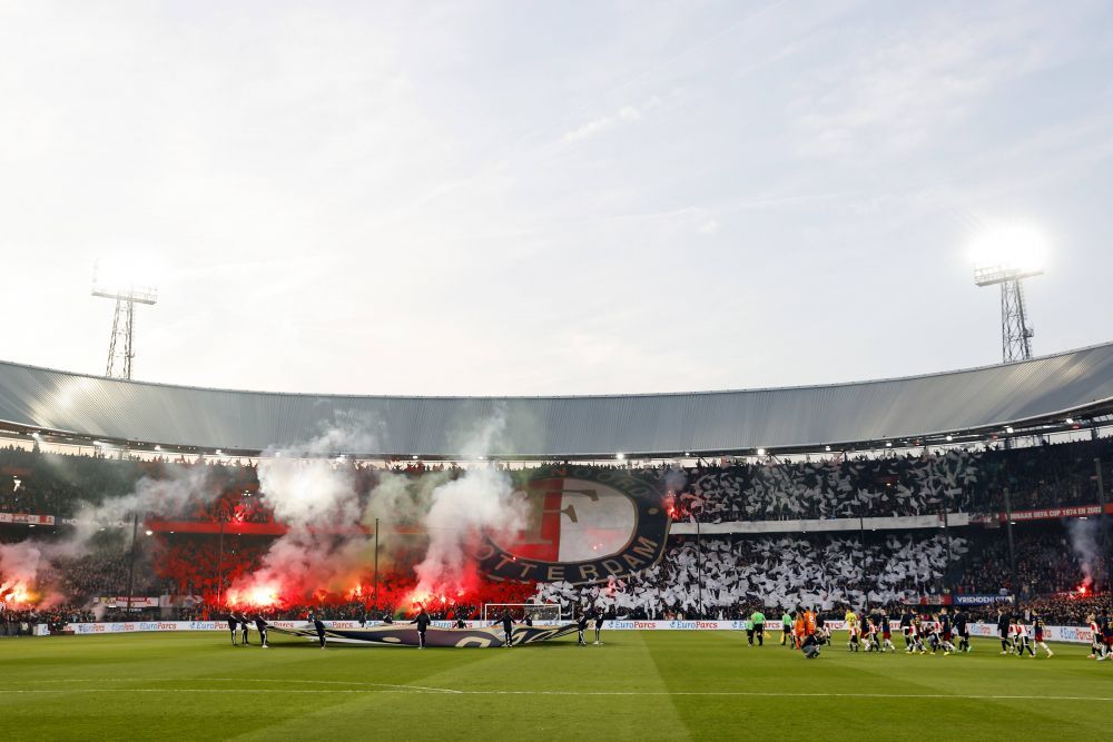 Feyenoord - Ajax, întrerupt din nou! Klaassen s-a ales cu capul spart după ce a fost lovit de un obiect aruncat din tribune_2
