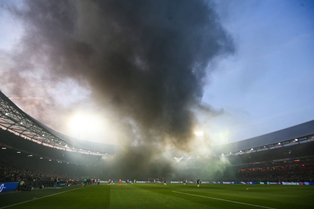 Feyenoord - Ajax, întrerupt din nou! Klaassen s-a ales cu capul spart după ce a fost lovit de un obiect aruncat din tribune_3