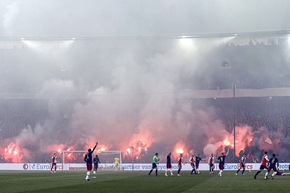 Feyenoord - Ajax, întrerupt din nou! Klaassen s-a ales cu capul spart după ce a fost lovit de un obiect aruncat din tribune_5