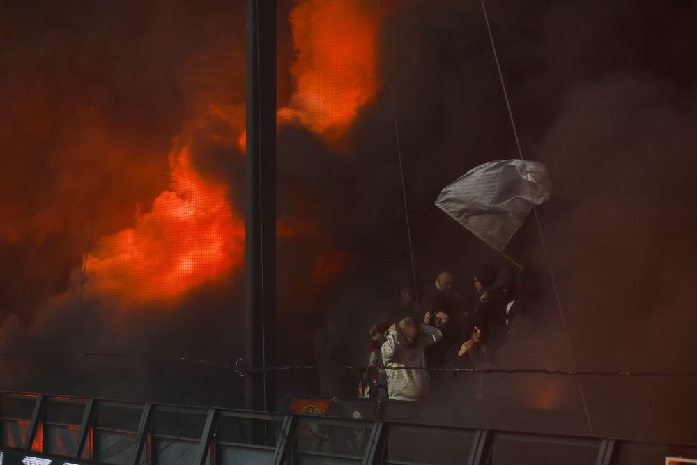 Feyenoord - Ajax, întrerupt din nou! Klaassen s-a ales cu capul spart după ce a fost lovit de un obiect aruncat din tribune_8