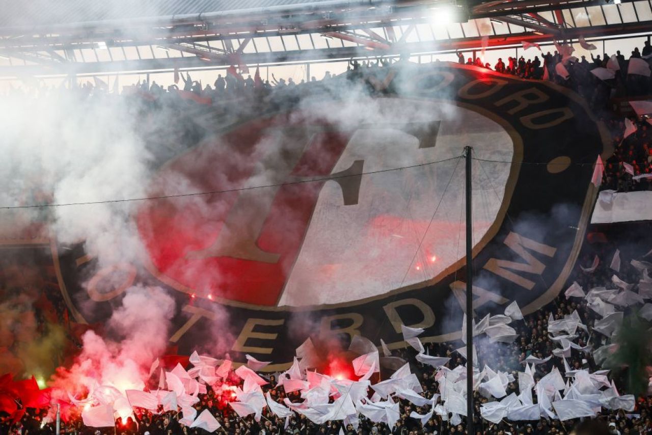 Feyenoord - Ajax, întrerupt din nou! Klaassen s-a ales cu capul spart după ce a fost lovit de un obiect aruncat din tribune_9