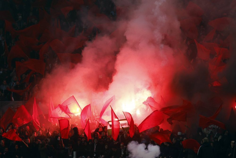 Feyenoord - Ajax, întrerupt din nou! Klaassen s-a ales cu capul spart după ce a fost lovit de un obiect aruncat din tribune_10