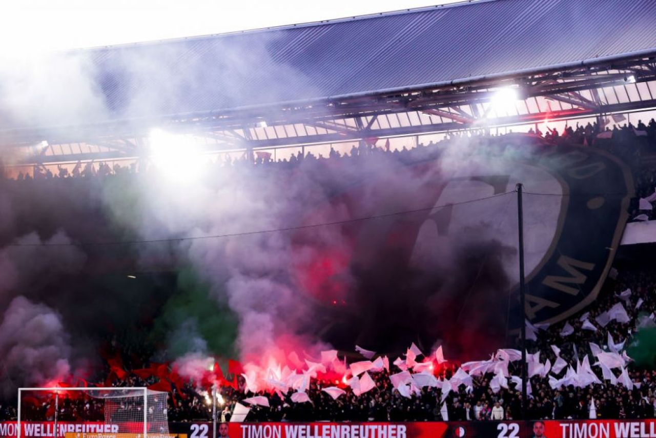 Au dat foc la stadion, la propriu! Incidente teribile la meciul Feyenoord - Ajax, în Cupa Olandei_2