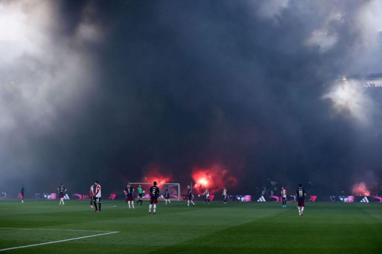 Au dat foc la stadion, la propriu! Incidente teribile la meciul Feyenoord - Ajax, în Cupa Olandei_6