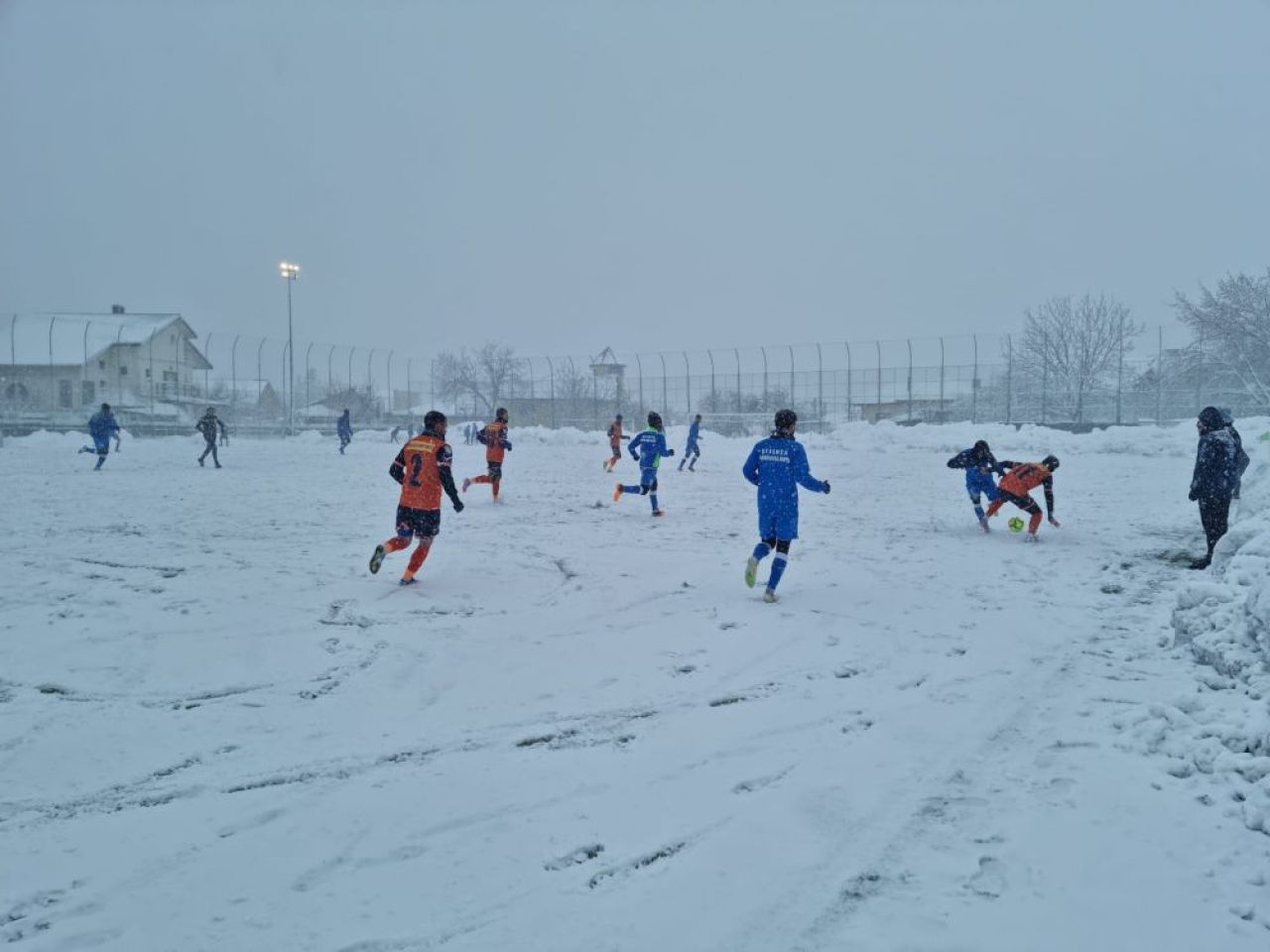 Hai, băieți! Hai, băieți, puneți mâna pe lopeți! Cum arată stadionul din Iași_5
