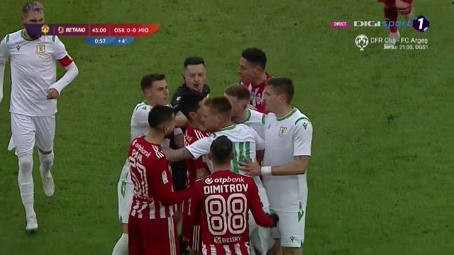 S-au încins spiritele în Sepsi - Mioveni! Taberele s-au îmbrâncit la marginea terenului. De la ce a pornit totul_2