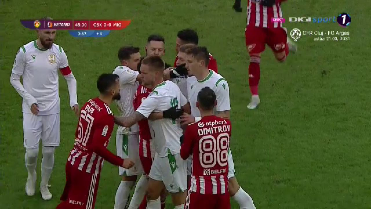 S-au încins spiritele în Sepsi - Mioveni! Taberele s-au îmbrâncit la marginea terenului. De la ce a pornit totul_3