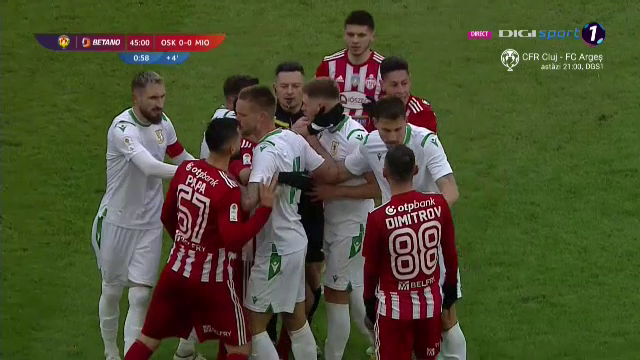 S-au încins spiritele în Sepsi - Mioveni! Taberele s-au îmbrâncit la marginea terenului. De la ce a pornit totul_4