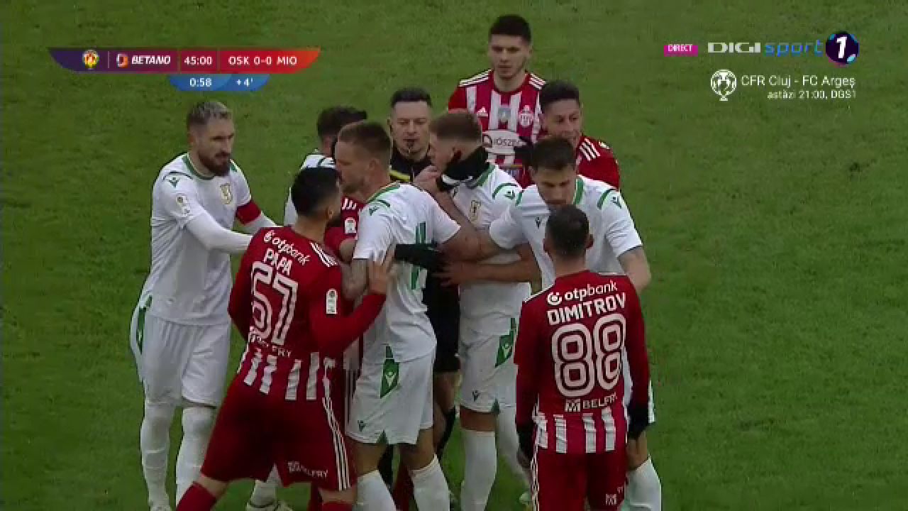 S-au încins spiritele în Sepsi - Mioveni! Taberele s-au îmbrâncit la marginea terenului. De la ce a pornit totul_4