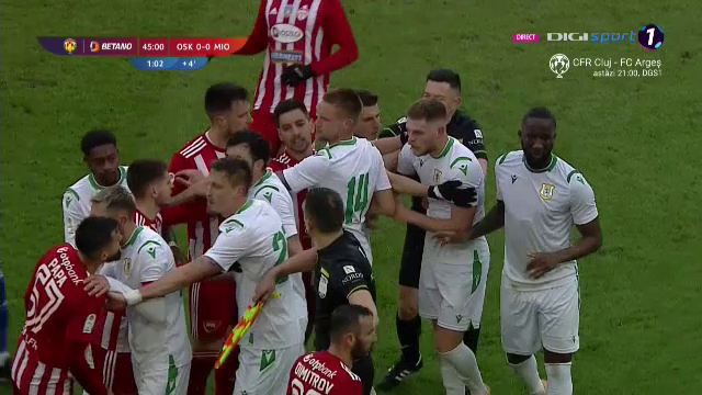 S-au încins spiritele în Sepsi - Mioveni! Taberele s-au îmbrâncit la marginea terenului. De la ce a pornit totul_7