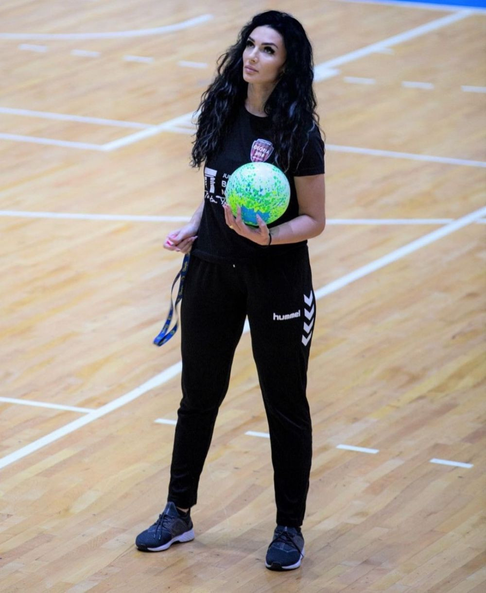 Mihaela Evi, sexy-antrenoarea, și cele două motive care au făcut-o să continue în handbal! _39