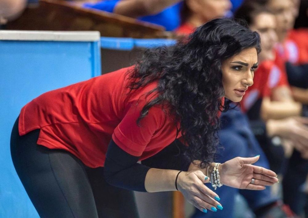 Mihaela Evi, sexy-antrenoarea, și cele două motive care au făcut-o să continue în handbal! _46