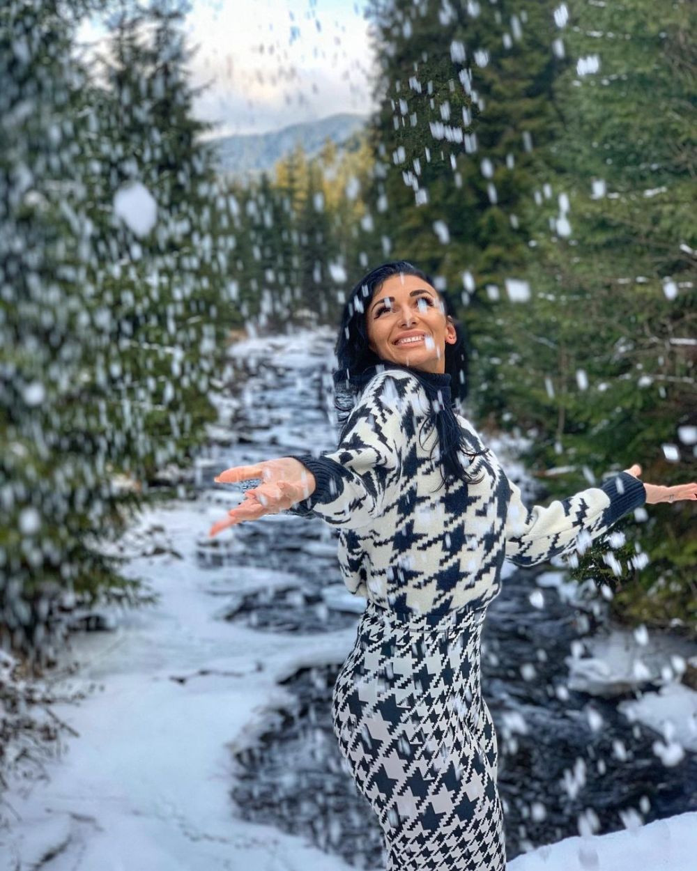 Mihaela Evi, sexy-antrenoarea, și cele două motive care au făcut-o să continue în handbal! _50