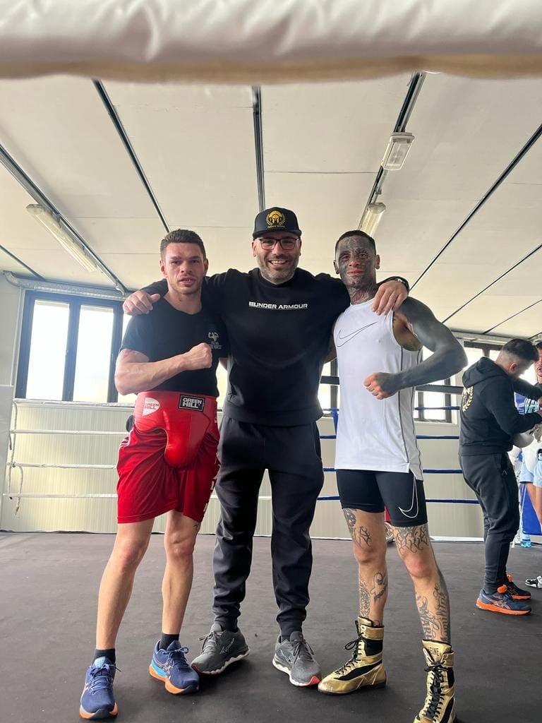 Cum arată Alessio Lorusso, boxerul tatuat pe toată fața! Se antrenează cu rom&acirc;nul Cătălin Ionescu, fostul fotbalist devenit campion al Italiei