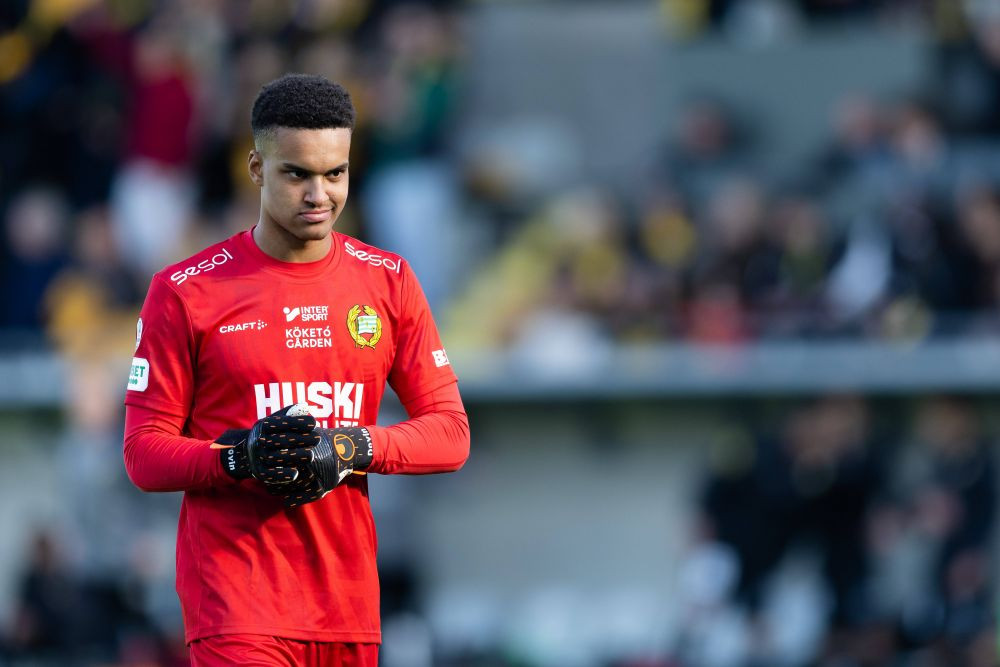 Gafă incredibilă a unui portar &icirc;ntr-un meci din campionatul suedez. Pare imposibil de crezut că a făcut asta