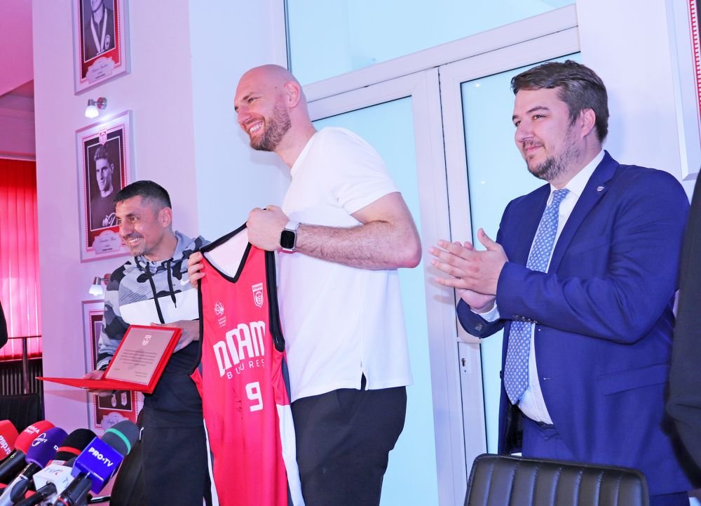 Vlad Moldoveanu s-a retras din activitate. 