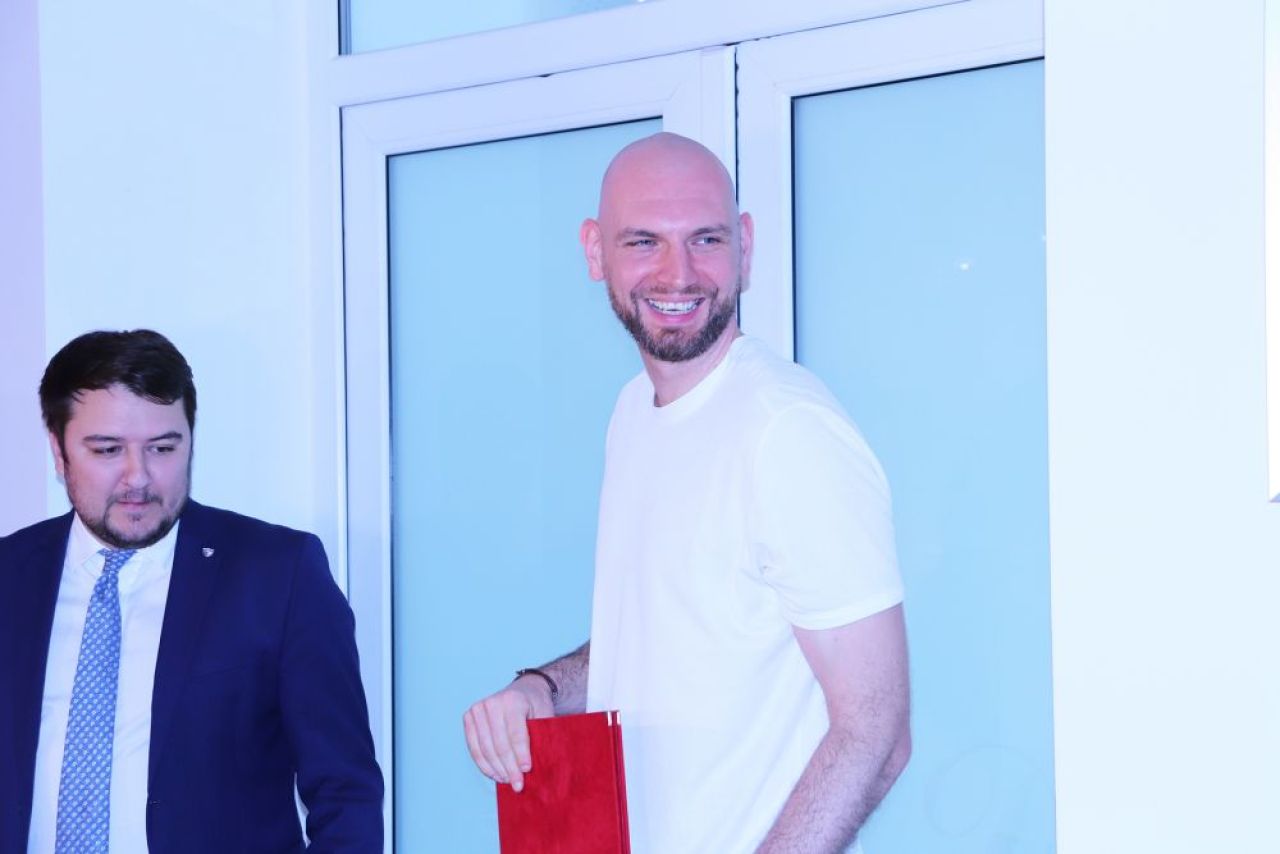 Vlad Moldoveanu s-a retras din activitate.