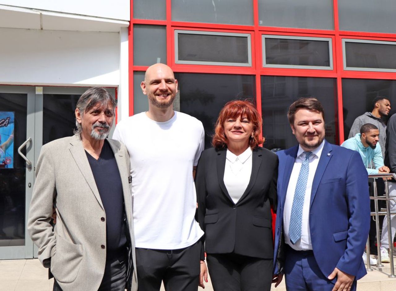 Vlad Moldoveanu s-a retras din activitate.