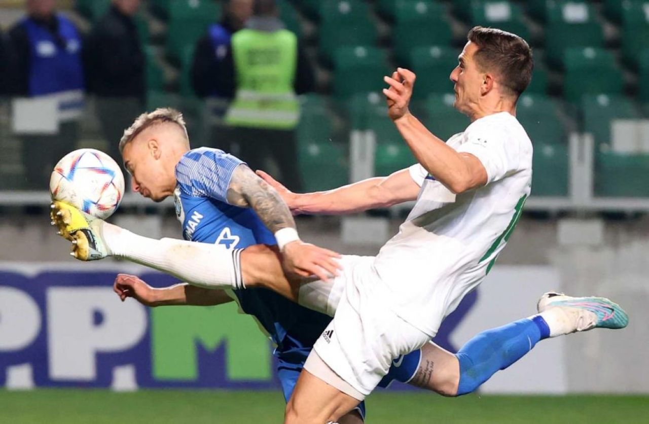 Daniel Zsori, atacantul român din Oradea laureat cu Premiul Puskas, scos cu ambulanța de pe teren după ce și-a pierdut cunoștința! _2